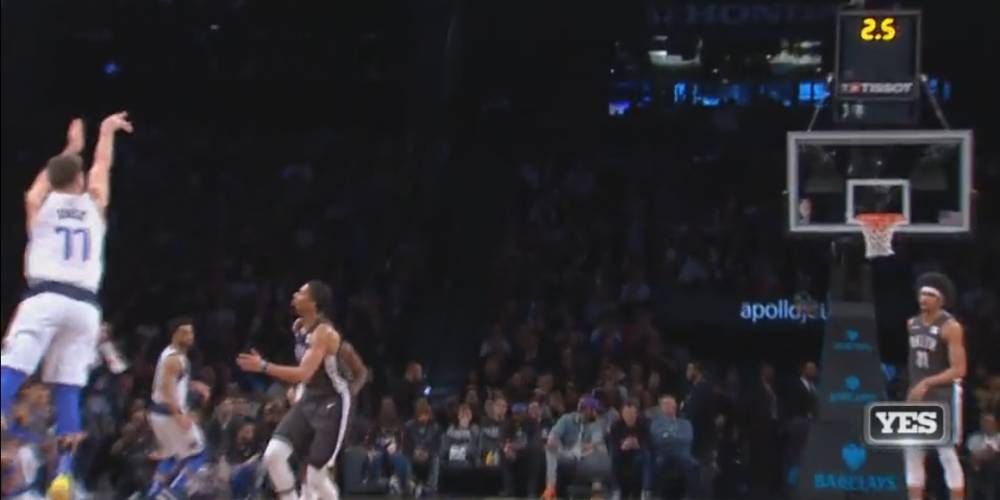  东契奇超远三分绝杀独行侠险胜国王队