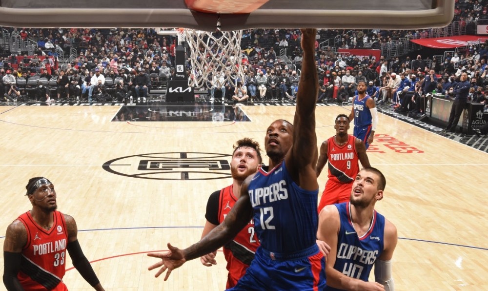  福克斯关键抢断锁定胜局，国王加时险胜开拓者止连败