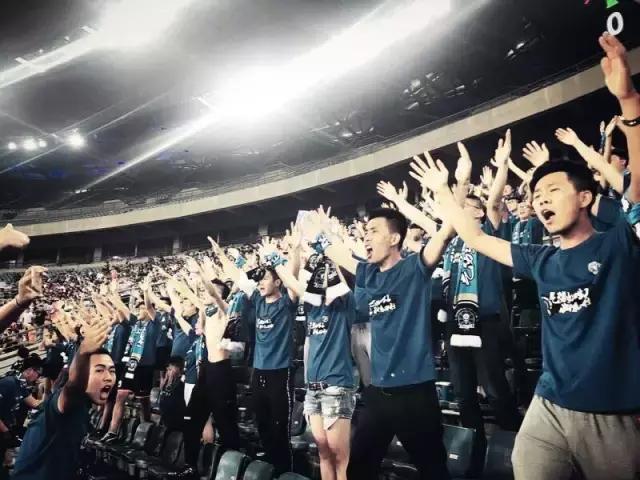  汉诺威96主场气势如虹，球迷助威声中痛击对手